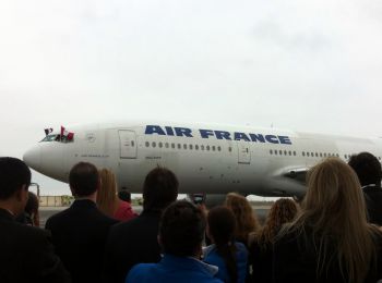 Interprtation conscutive pendant l'arrive d'un vol inaugural, sur le tarmac, El Callao