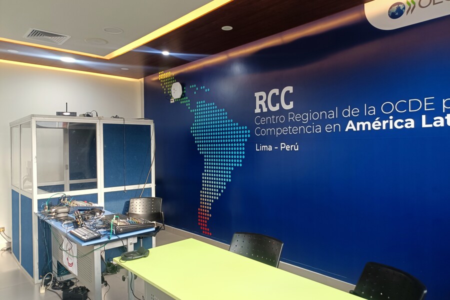 Cabina de interpretaci�n simult�nea y plataforma Zoom para
evento h�brido en Lima (2023)